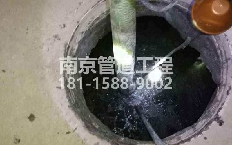 216奋斗村清理化粪池